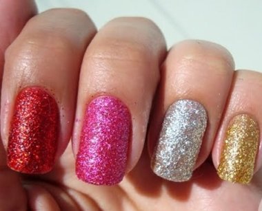 502622-os-esmaltes-com-muito-glitter-ficam-melhores-em-eventos-informais