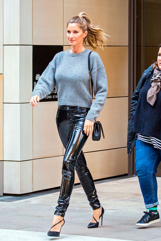 street-style-look-gisele-bundchen-salto-calca-verniz-couro-preta-blusa-moletom-cinza