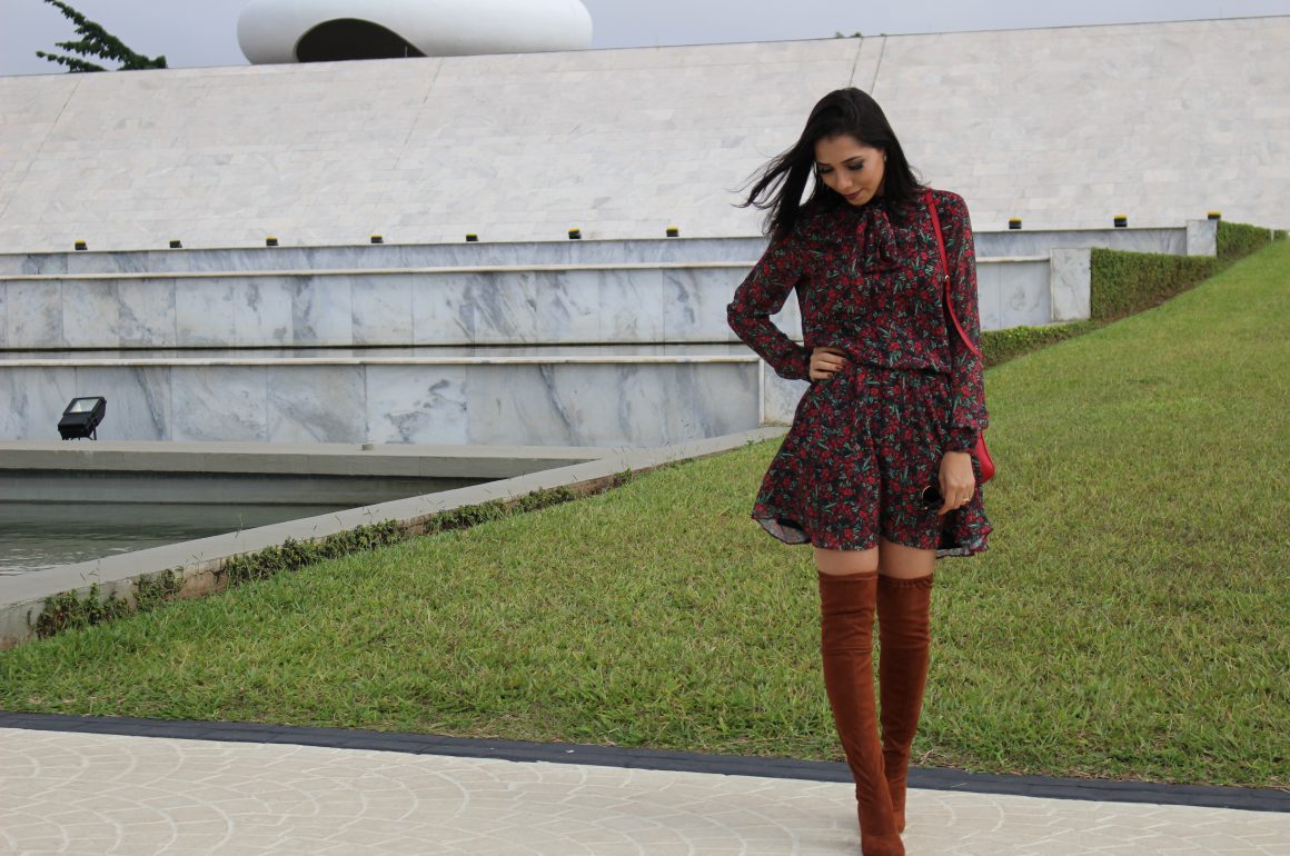 look-vestido-floral-com-botas-tendências