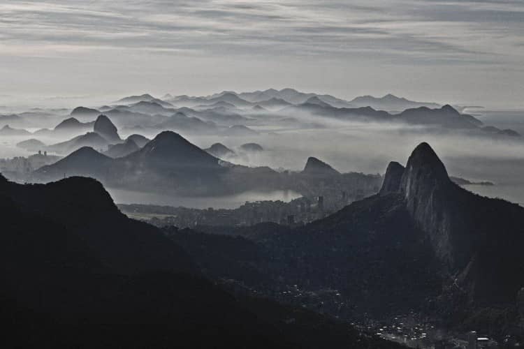 cassio-vasconcellos-fotografias-serie-aereas-1-06-amanhecer-no-rio