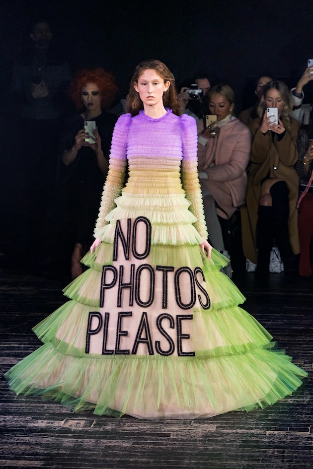 wtf-desfile-viktor-e-rolf-design-ironia-moda-ss-2019 (1)