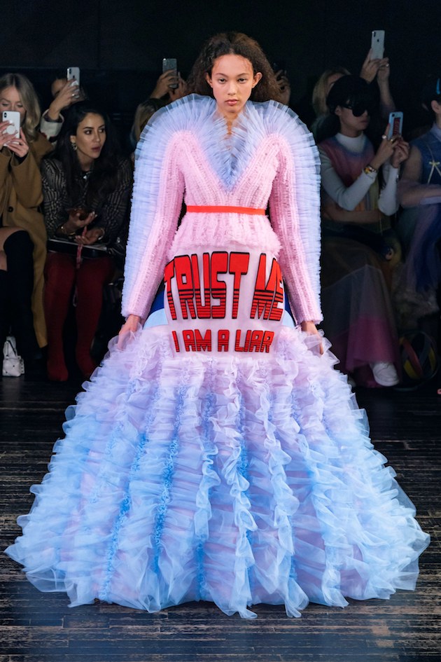 wtf-desfile-viktor-e-rolf-design-ironia-moda-ss-2019 (4)