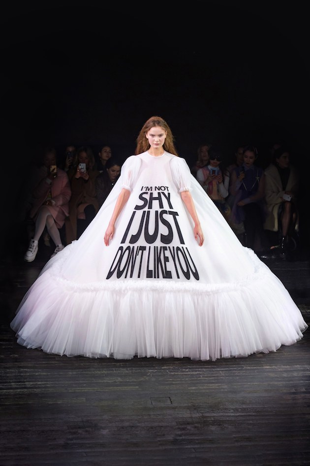 wtf-desfile-viktor-e-rolf-design-ironia-moda-ss-2019 (5)