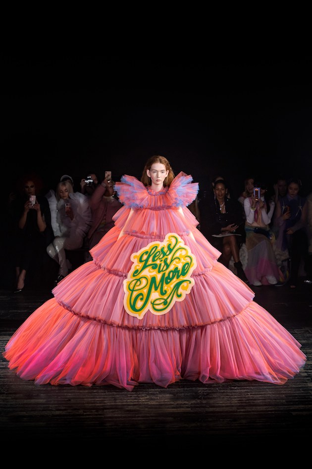 wtf-desfile-viktor-e-rolf-design-ironia-moda-ss-2019 (6)