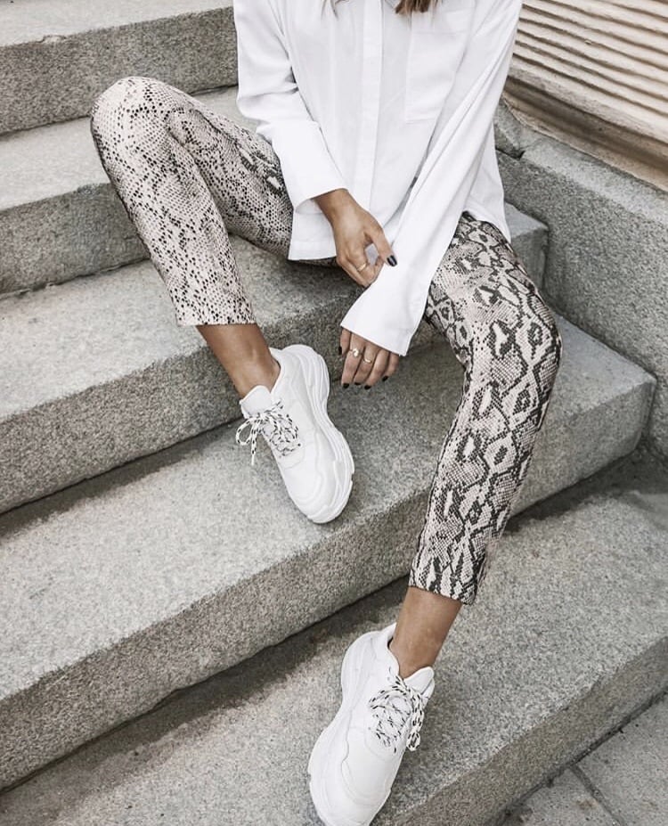 3 looks com a mesma calça em snake print, pra arrasar nesse&nbsp;outono
