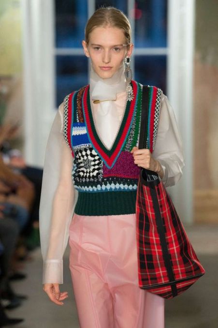 look-com-colete-retro-tendencia-outono-2020 (1)