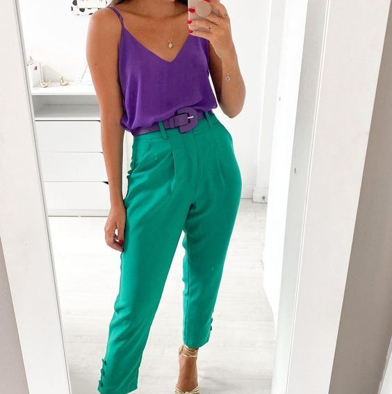 você também quer usar uma calça colorida nessa temporada? então vem ver&nbsp;como!